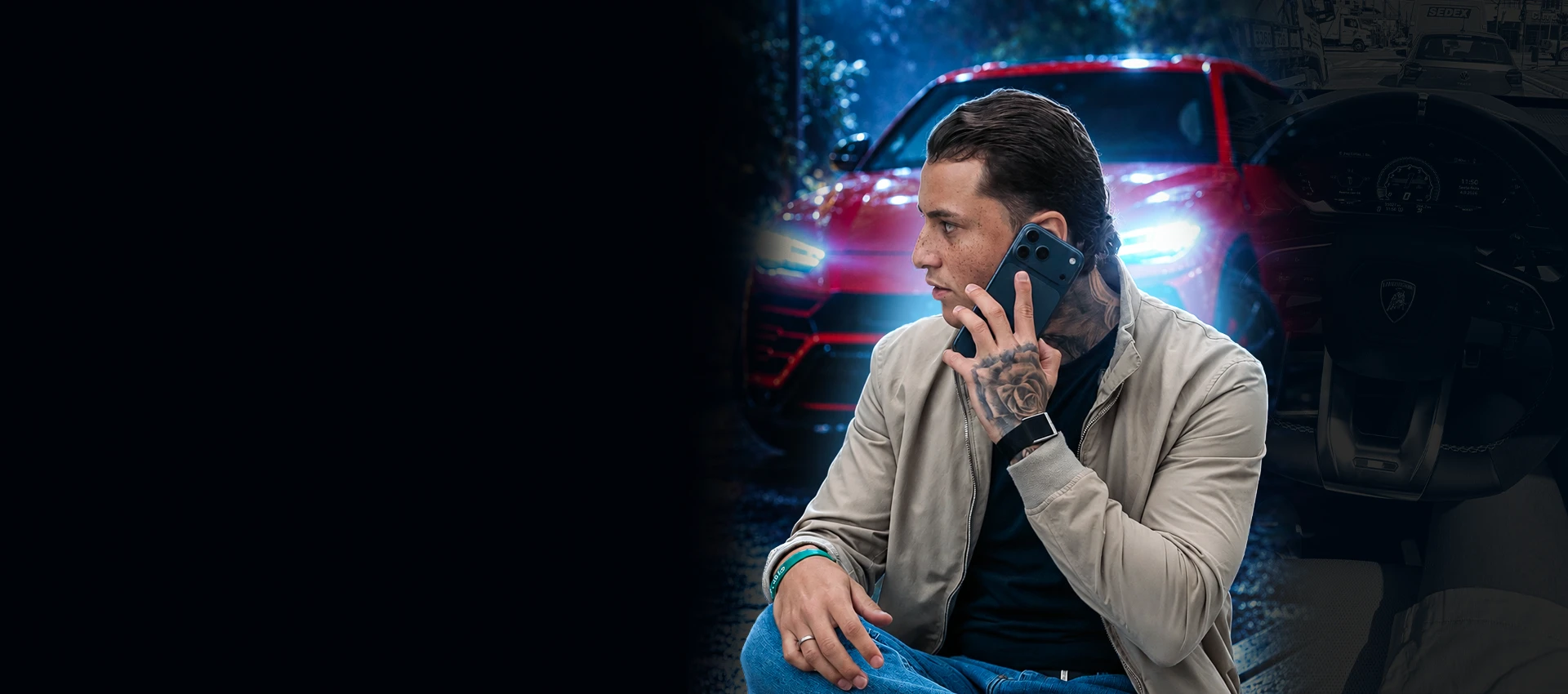 Caio Martins ao telefone em frente ao carro